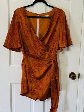 Saints + Secrets Short Sleeve Satin Romper Dress, Size M, Golden Rust Color